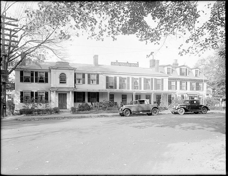 photo shows the facade of the concords colonial inn back in 1929. old cars are sitting out front.
