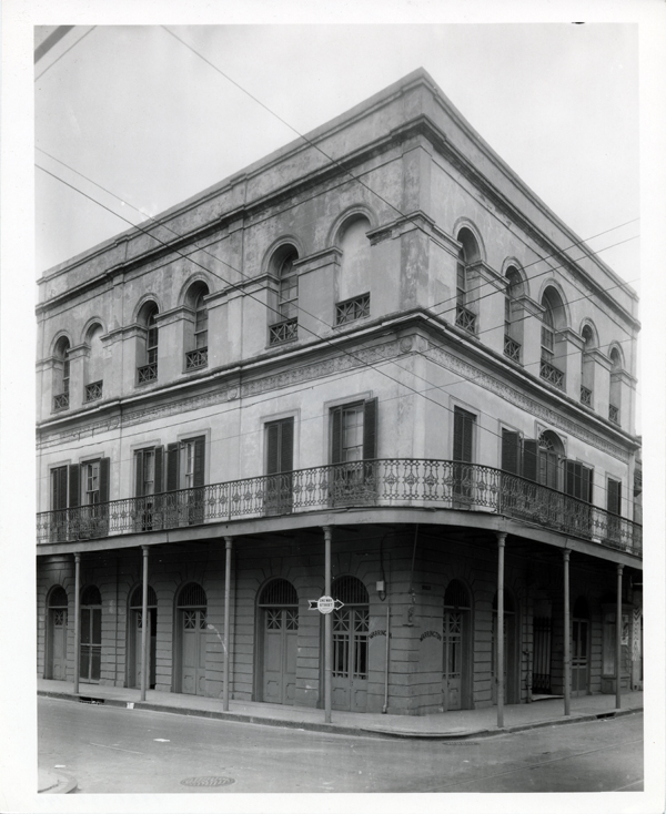 photo shows the outside of the lalaurie mansion, with three stories and wrought iron wrap around balconies