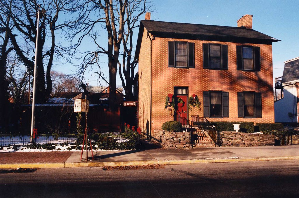 photo shows the facade of the farnsworth house inn, its made of brick and is quaint