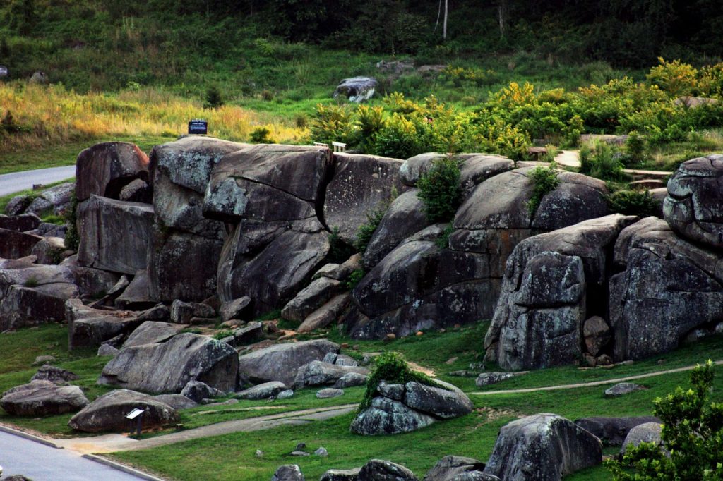 photo shows the large boulders at devils den