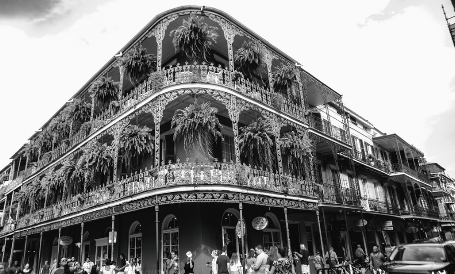Black and white photo of french style building in New Orleans