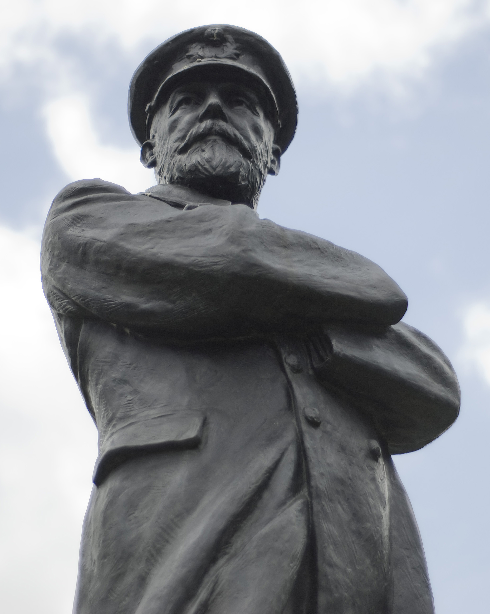 photo shows an image of a statue of captain smith