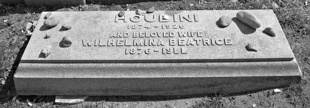 photo of Harry Houdini's headstone