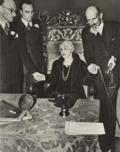 photo of seance put on by Bess Houdini