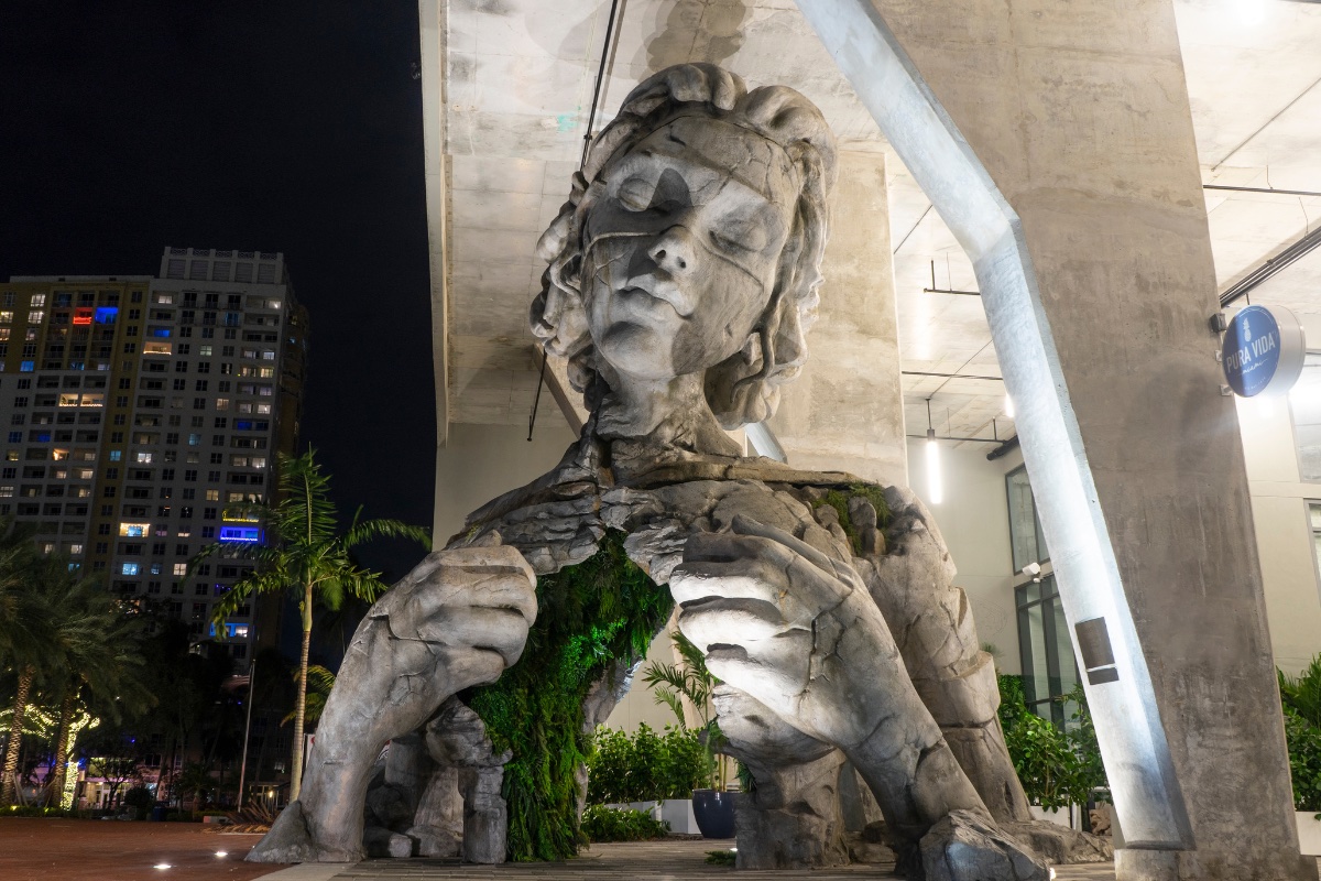 Thrive Sculpture | Fort Lauderdale, FL | US Ghost Adventures